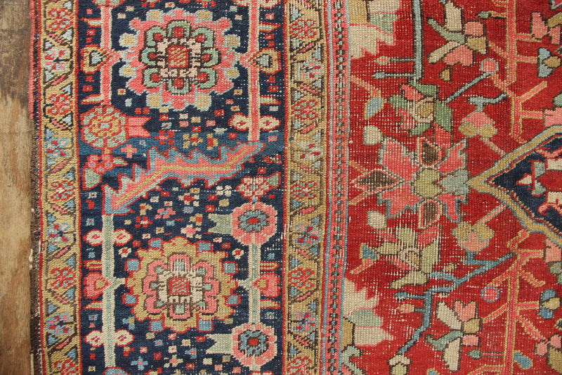 Antique Heriz Carpet With Light Blue Corners 8'7" x 11'3" / 262 x 343cm